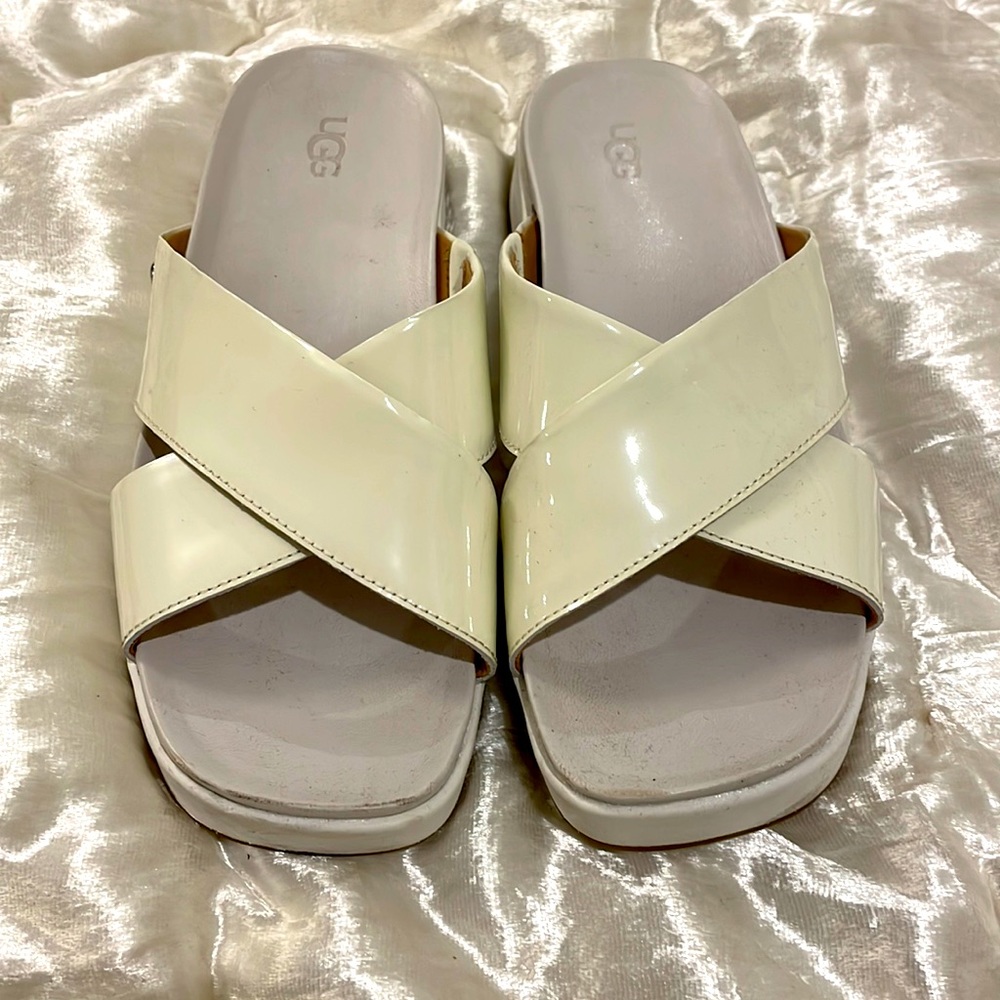 UGGS SLIDES creme patent leather & white sides: